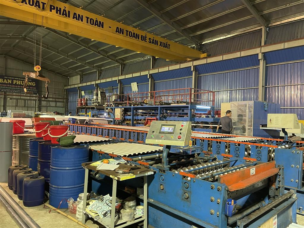 Xưởng gia công tôn xốp của khách hàng Anh Quang (Ảnh: Niềm Tin)