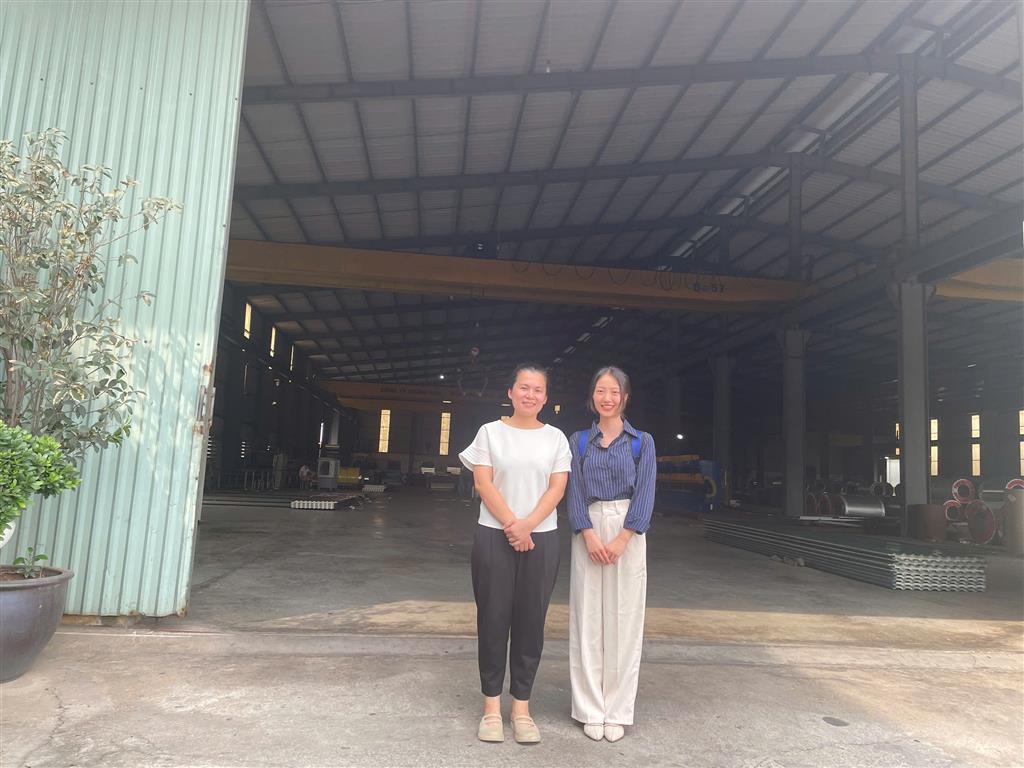 Chị Ánh (kế toán công ty Khánh Hòa) và nhân sự hỗ trợ phần mềm Niềm Tin