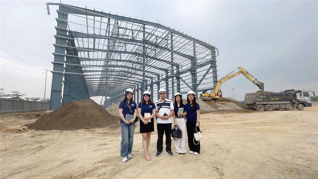 Niềm Tin khảo sát nhà máy tôn thép đang thi công ở Vĩnh Phúc