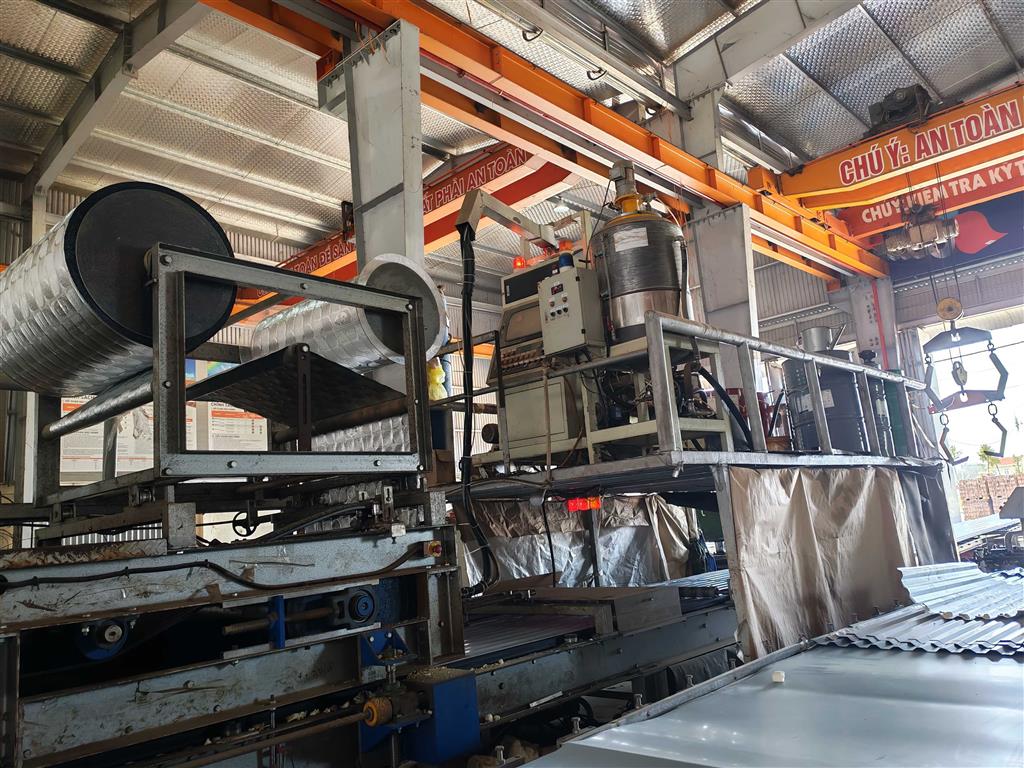 Quy trình sản xuất tôn xốp tại một xưởng sản xuất (Ảnh: Niềm Tin)