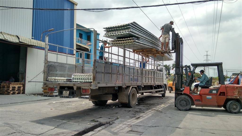 Mỗi ngày tài xế có thể giao nhiều đơn tôn thép ở nhiều địa điểm khác nhau