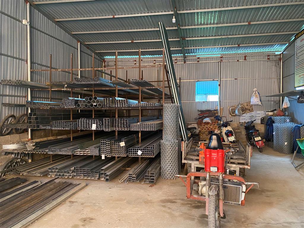 Đại lý tôn thép Thành Đạt bao năm qua vẫn quản lý thủ công (Ảnh: Niềm Tin)